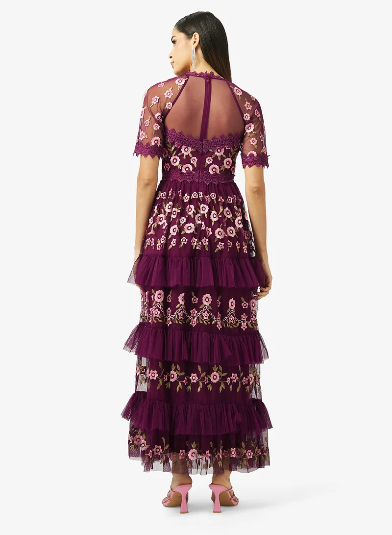 فروك اند فرل فستان ماكسي بأكمام قصيرة مزين